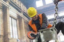 Stahlarbeiter befestigt Krankette an Stahl in Fabrik — Stockfoto