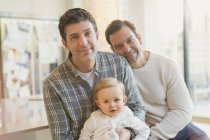 Портрет улыбающийся гей-родители с маленьким сыном — стоковое фото