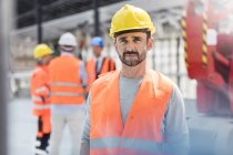 Portrait homme confiant travailleur de la construction sur le chantier de construction — Photo de stock