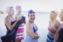 Glückliche Schwimmerinnen an der frischen Luft — Stockfoto
