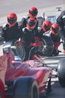 Equipaggio box con gomme pronte per la Formula 1 in pit lane — Foto stock