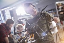 Male designer assembling drone in workshop — Stock Photo