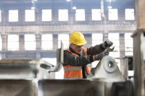 Stahlarbeiter benutzt großen Schraubenschlüssel in Fabrik — Stockfoto