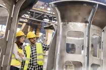 Stahlarbeiter untersuchen Teil in Fabrik — Stockfoto
