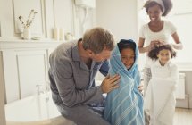 I genitori multietnici asciugano figlie con asciugamani dopo il bagno in bagno — Foto stock