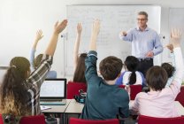Lehrer appelliert an Schüler im Klassenzimmer — Stockfoto
