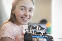 Retrato sonriente, chica confiada estudiante sosteniendo robot - foto de stock
