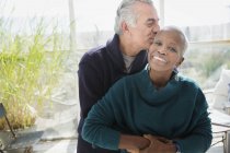 Portrait affectueux couple de personnes âgées embrasser et embrasser — Photo de stock