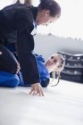 Mujeres decididas y duras practicando judo en el gimnasio - foto de stock