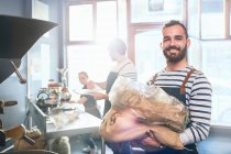 Retrato del tostador de café masculino sonriente y seguro - foto de stock