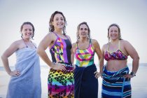 Mulheres nadadoras ativas com toalhas nos quadris no oceano ao ar livre — Fotografia de Stock