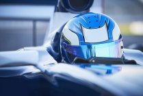 Primer plano fórmula un piloto de carreras de coches con casco azul - foto de stock