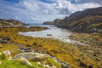 Sunny, craggy tranquil view of water, Golden Road, Harris, Outer Hebrides — Stock Photo