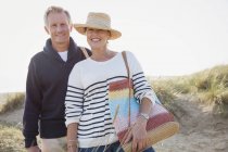Портрет усміхненої зрілої пари на сонячному пляжі — стокове фото