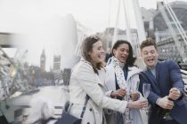 Freunde knallen Champagner, feiern auf der städtischen Brücke, London, Großbritannien — Stockfoto