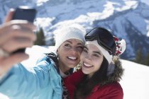 Amis prenant selfie dans la neige — Photo de stock