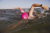 Nadadoras activas en el mar al aire libre durante el día - foto de stock