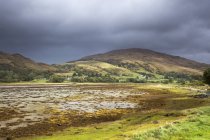 Nuvens de tempestade sobre colinas rolantes tranquilas, Appin, Argyll, Escócia — Fotografia de Stock