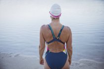 Vista traseira Feminino nadador no oceano — Fotografia de Stock