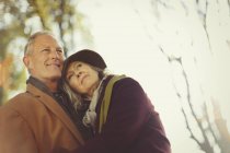 Ласковая, спокойная пожилая пара в осеннем парке — стоковое фото