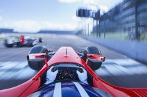 Fórmula de perspectiva pessoal um piloto de carro de corrida acelerando na pista de corrida — Fotografia de Stock