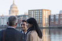 Geschäftsleute im Gespräch an der städtischen Waterfront, London, Großbritannien — Stockfoto