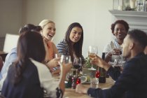 Amici che bevono vino e parlano al tavolo del ristorante — Foto stock