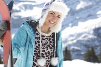 Портрет улыбающейся женщины с лыжами — стоковое фото