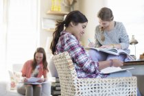 Три девочки-подростка делают домашнее задание в комнате — стоковое фото