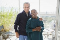 Porträt liebevolles Senioren-Paar am Strand Haus Sonnenveranda — Stockfoto
