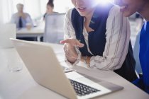 Donne d'affari che parlano, lavorano al computer portatile in riunione d'ufficio — Foto stock