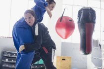 Determinadas mulheres praticando judô no ginásio — Fotografia de Stock