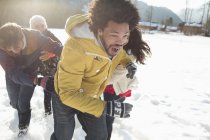 Amis jouant dans la neige — Photo de stock