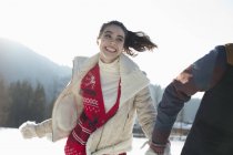 Paar läuft im Schnee — Stockfoto