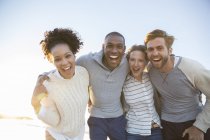 Portrait of cheerful friends in sunlight — Stock Photo