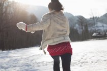 Frau läuft im Schnee — Stockfoto