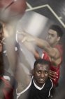 Entschlossener junger männlicher Basketballspieler beim Dunking — Stockfoto