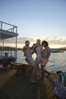 Giocoso giovani amici adulti prendendo selfie con fotocamera telefono sulla casa galleggiante estiva — Foto stock