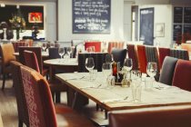 Бокалы для вина и столовое серебро на столе в пустом ресторане — стоковое фото