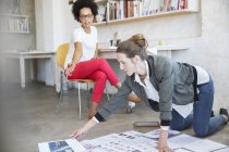 Two young women working together in studio — Stock Photo