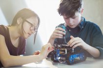 Students assembling robotics in classroom — Stock Photo