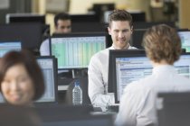 Geschäftsleute arbeiten im Großraumbüro am Computer — Stockfoto