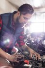 Macho mecánico fijación motocicleta en taller - foto de stock
