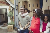 Ritratto sorridente incinta multi-etnica giovane famiglia trasferirsi in una nuova casa — Foto stock