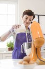 Lächelnde Frau beim Backen, Mixer in der Küche — Stockfoto
