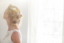 Jovem noiva bonita no quarto ensolarado — Fotografia de Stock