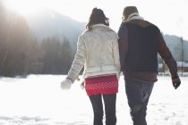 Пара прогулок по снегу — стоковое фото