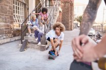 Amigos skate e sair em torno de degraus urbanos — Fotografia de Stock