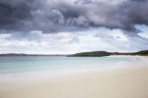 Nuvens de tempestade sobre tranquila praia do oceano, Cnip, Ilha de Lewis, Hébridas Exteriores — Fotografia de Stock