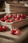 Ainda vida fresca, orgânica, vermelho, tomates de cereja de videira saudáveis em container — Fotografia de Stock